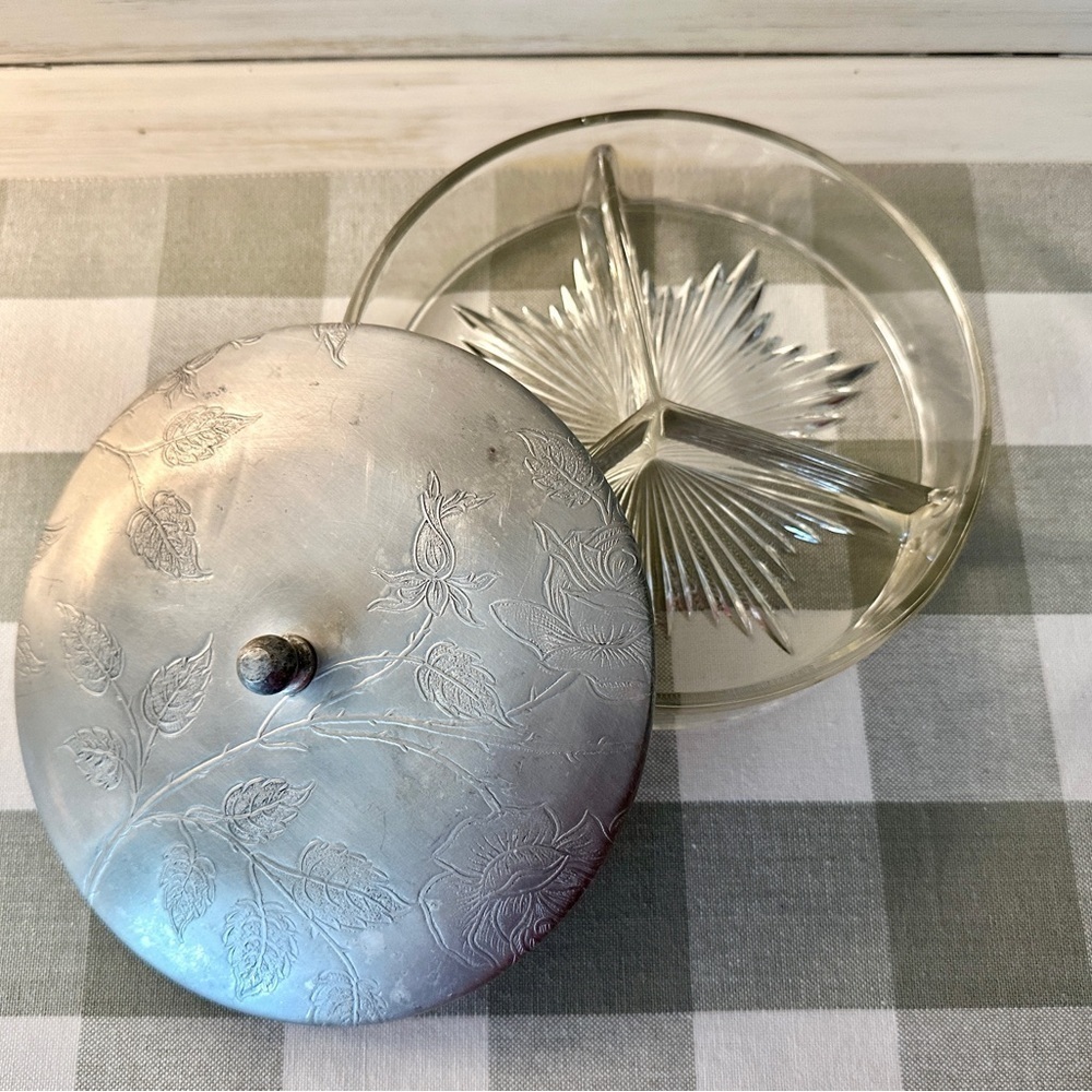 VINTAGE, DIVIDED GLASS DISH WITH A METAL LID. VERY NICE, PREOWNED CONDITION. - Picture 5 of 11
